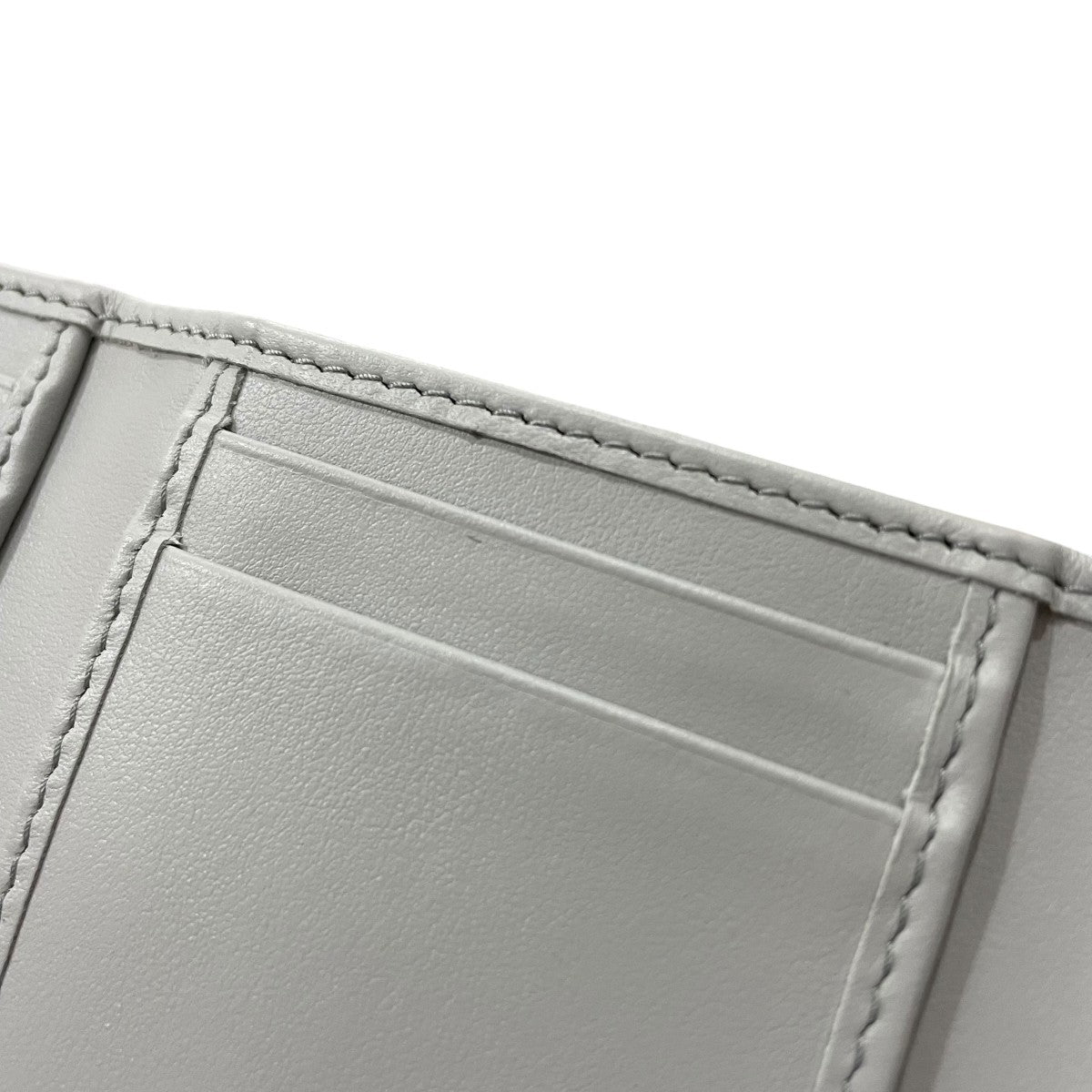 PRADA(プラダ) SAFFIANO LUX三つ折り財布 グレー｜【公式】カインド
