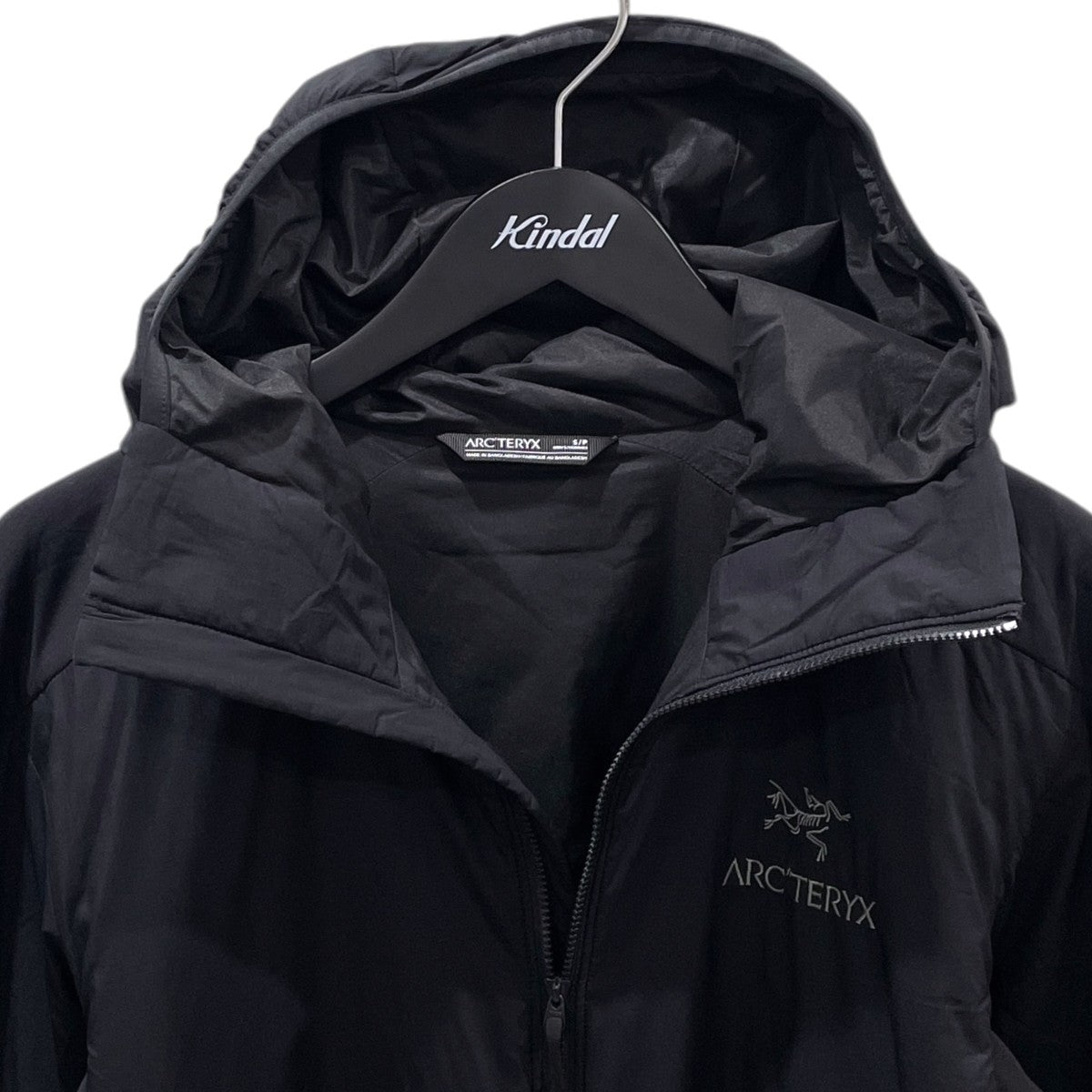 ジップアップ中綿ジャケット Atom LT Hoody 24108