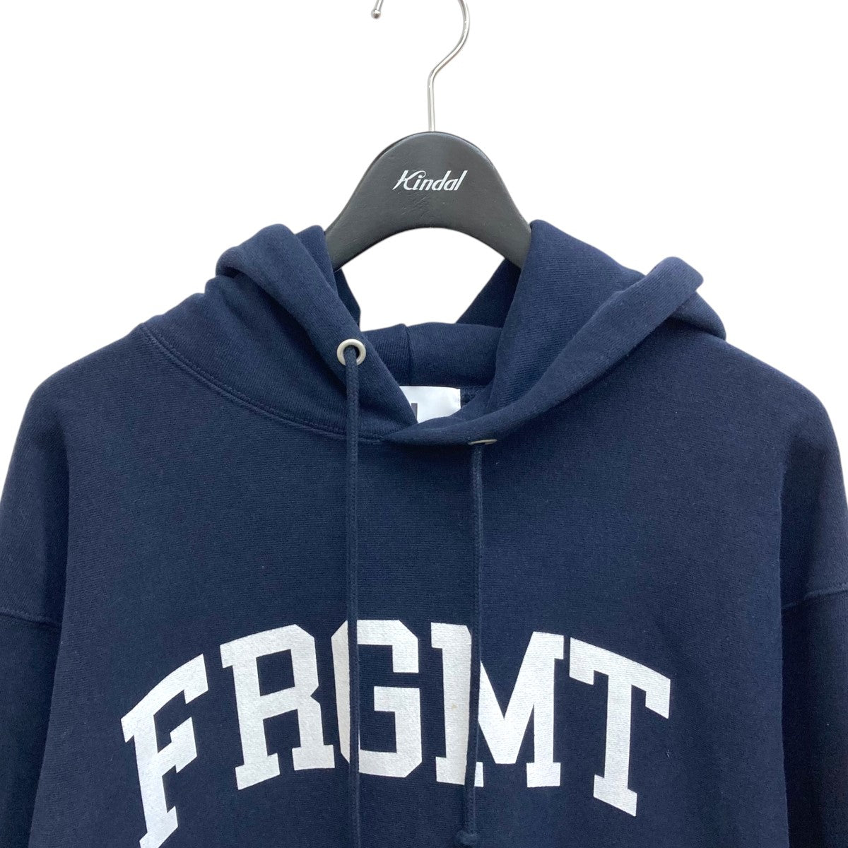 FRAGMENT DESIGN(フラグメントデザイン) FRAGMENT UNIVERSITY FRGMT UNV  HoodieパーカーFRGMT-S4 FRGMT-S4 ネイビー サイズ XL｜【公式】カインドオルオンライン ブランド古着・中古通販【kindal】