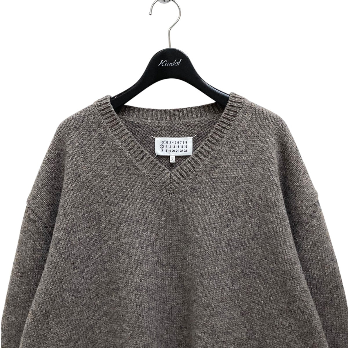 メゾンマルジェラの24AW 5G Shetland V-Neck knit Vネックニット S50HN0007です。 Maison Margiela 古着・中古 トップス アイテム