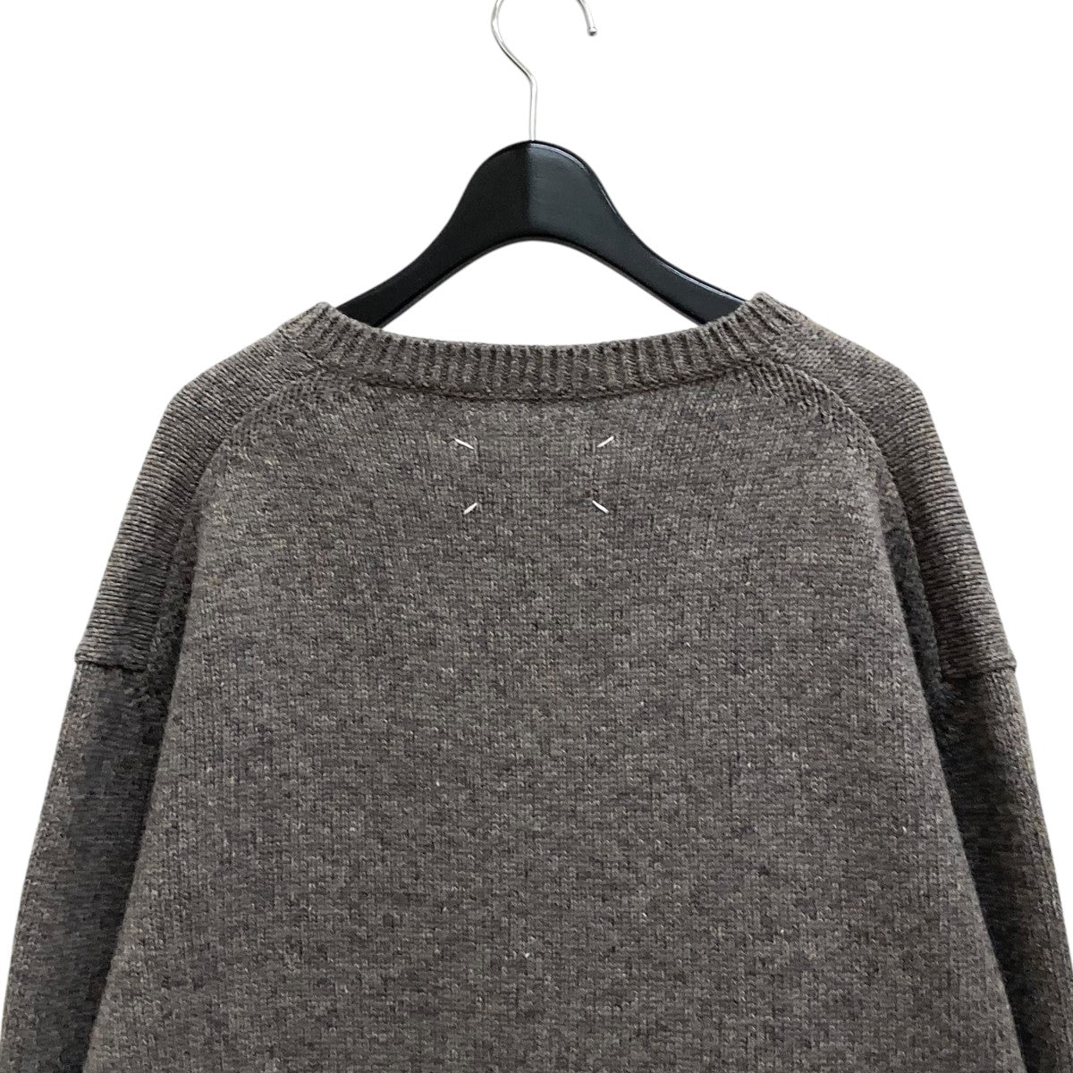 メゾンマルジェラの24AW 5G Shetland V-Neck knit Vネックニット S50HN0007です。 Maison Margiela 古着・中古 トップス アイテム