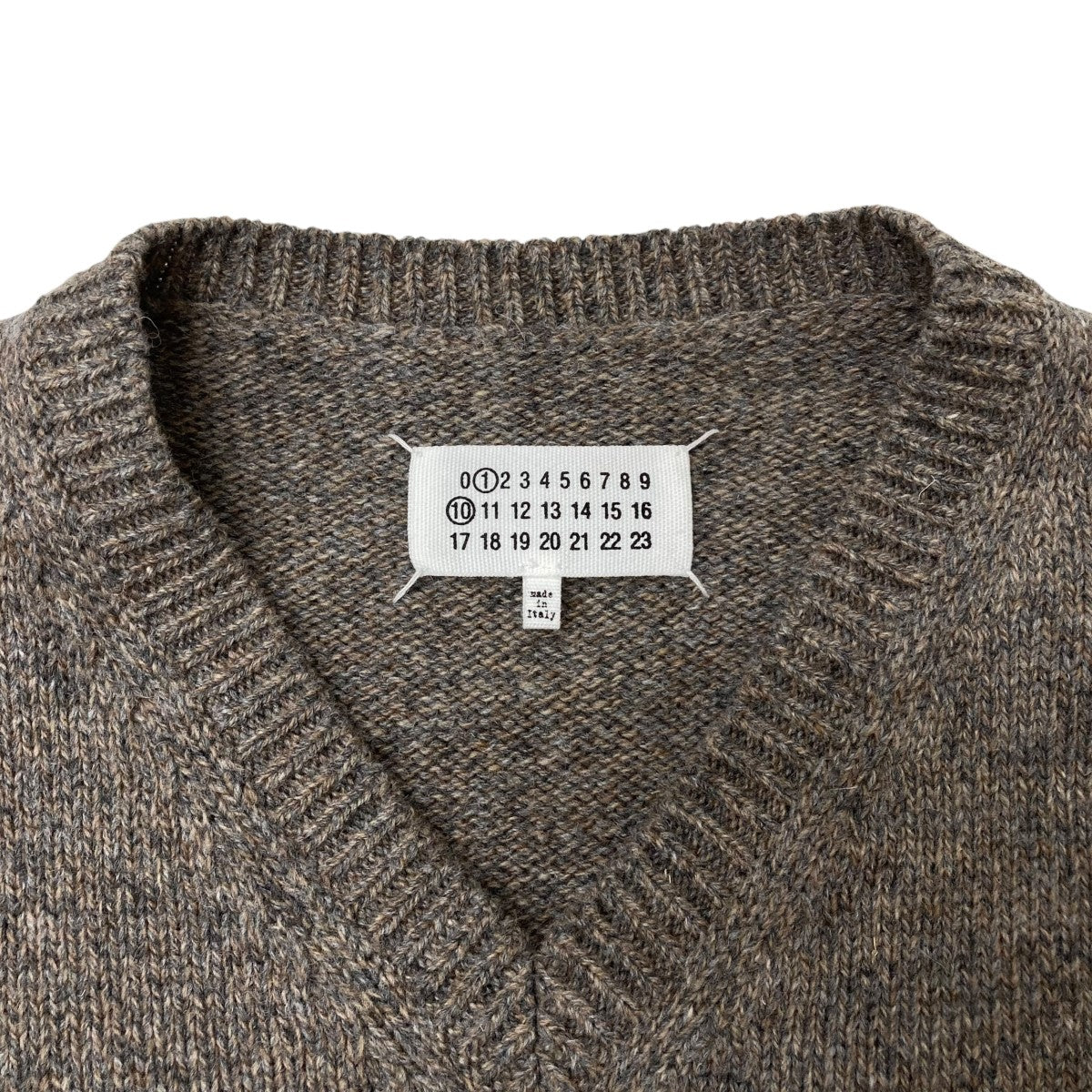 メゾンマルジェラの24AW 5G Shetland V-Neck knit Vネックニット S50HN0007です。 Maison Margiela 古着・中古 トップス アイテム