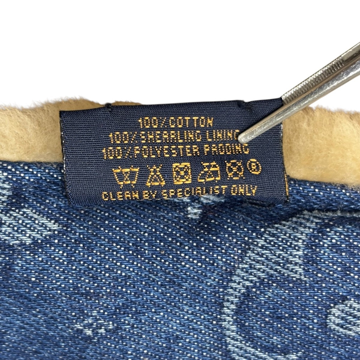 ロンドン百貨店で購入。LIBERTY ネイビーと紫の花柄マフラー ロンドン百貨店で購入。LIBERTY ネイビーと紫の花柄マフラー