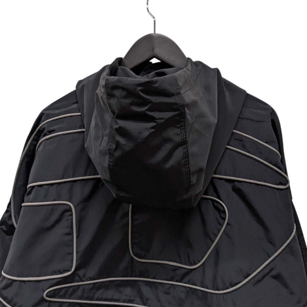 DIESEL(ディーゼル) WーHENNES バッグロゴナイロンジャケット A08549