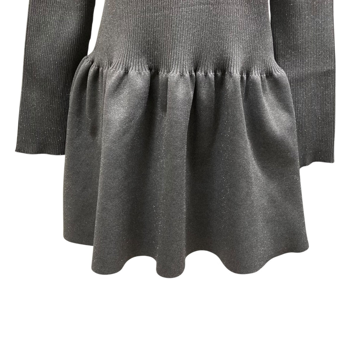 新品✨emmi　24年　ミニニットワンピース　ラメ　グレー系 新品✨emmi 24年 ミニニットワンピース ラメ グレー系 - メルカリ