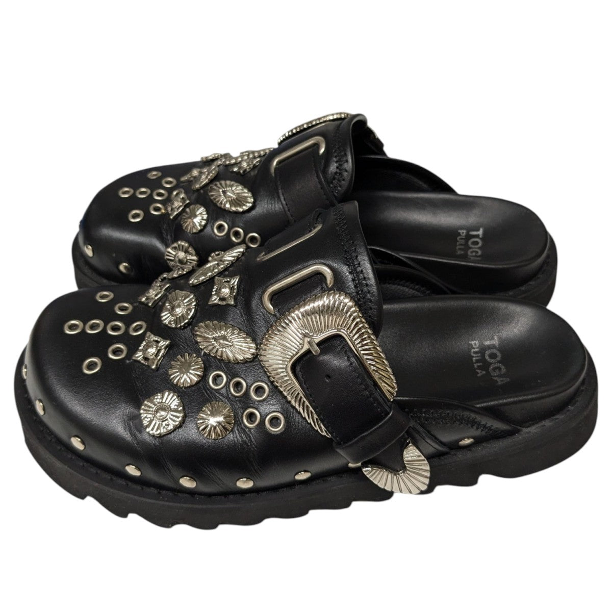 TOGA PULLA(トーガプルラ) eyelet metal sabotサンダル ブラック