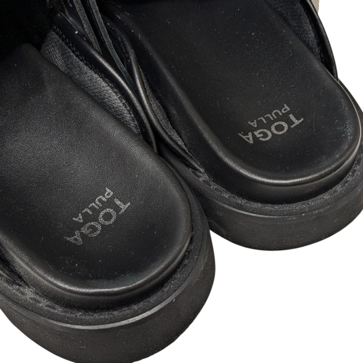 TOGA PULLA(トーガプルラ) eyelet metal sabotサンダル ブラック