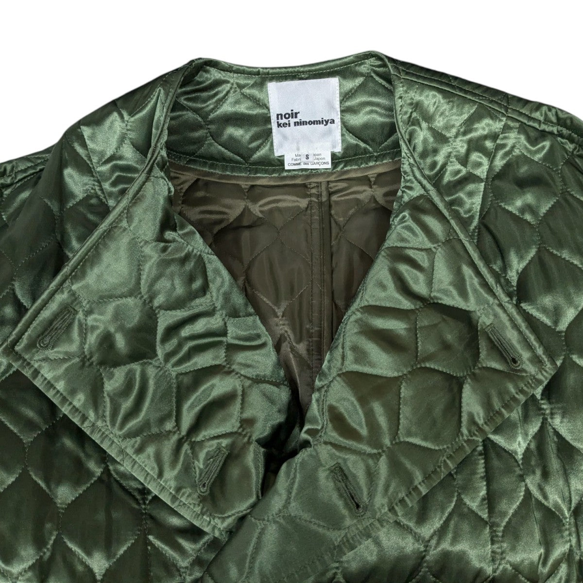 noir kei ninomiya(ノワールケイニノミヤ) アセテートサテンキルトノー