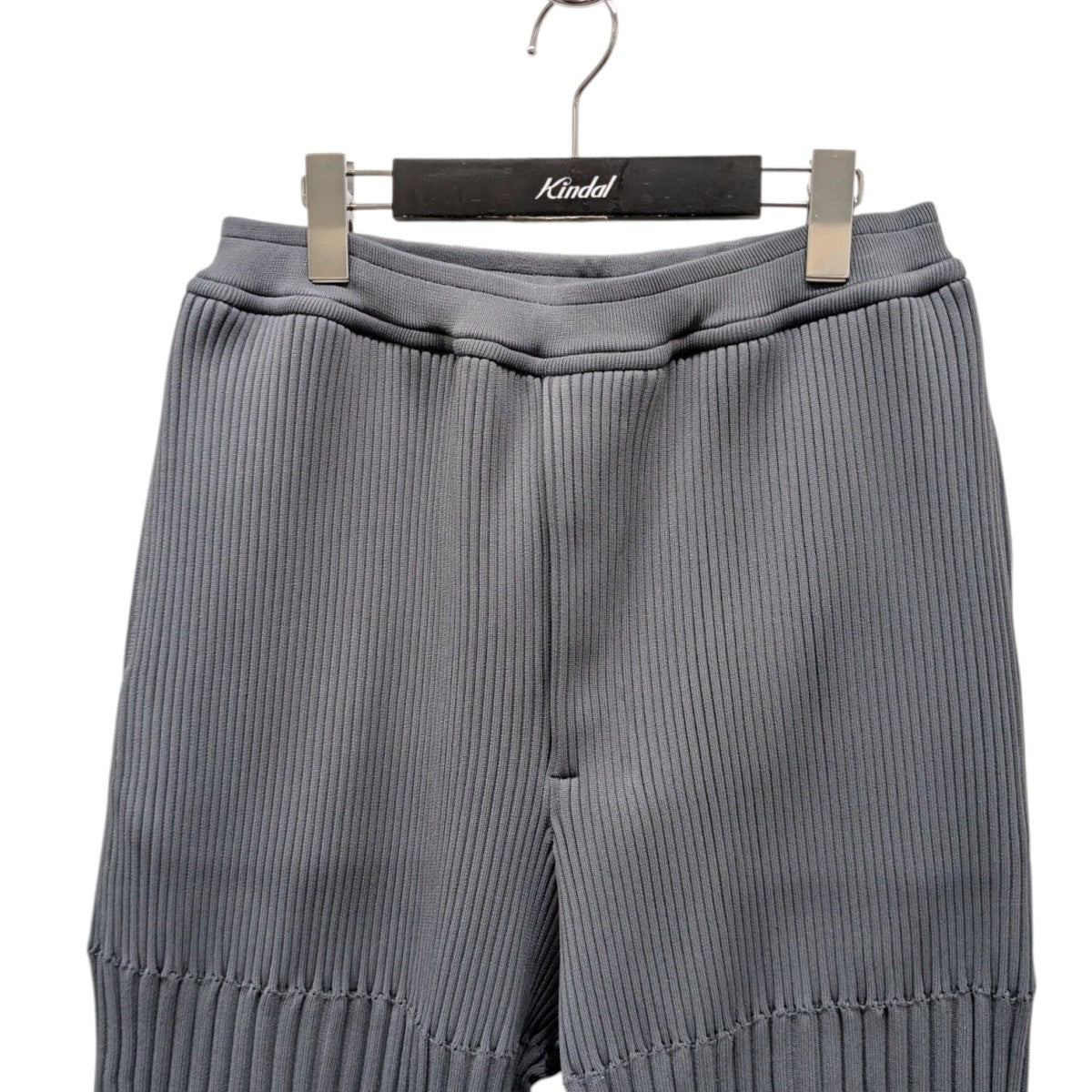 パンツ CFCL FLUTED STRAIGHT PANTS 3 CFCL(シーエフシーエル)のFLUTED(フルーテッド)パンツのご紹介です