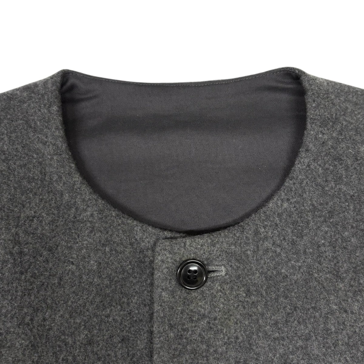 CONFECT ウールモッサクルーネックベストチャコールグレー 未使用タグ付 CONFECT ウールモッサクルーネックベストチャコールグレー 未