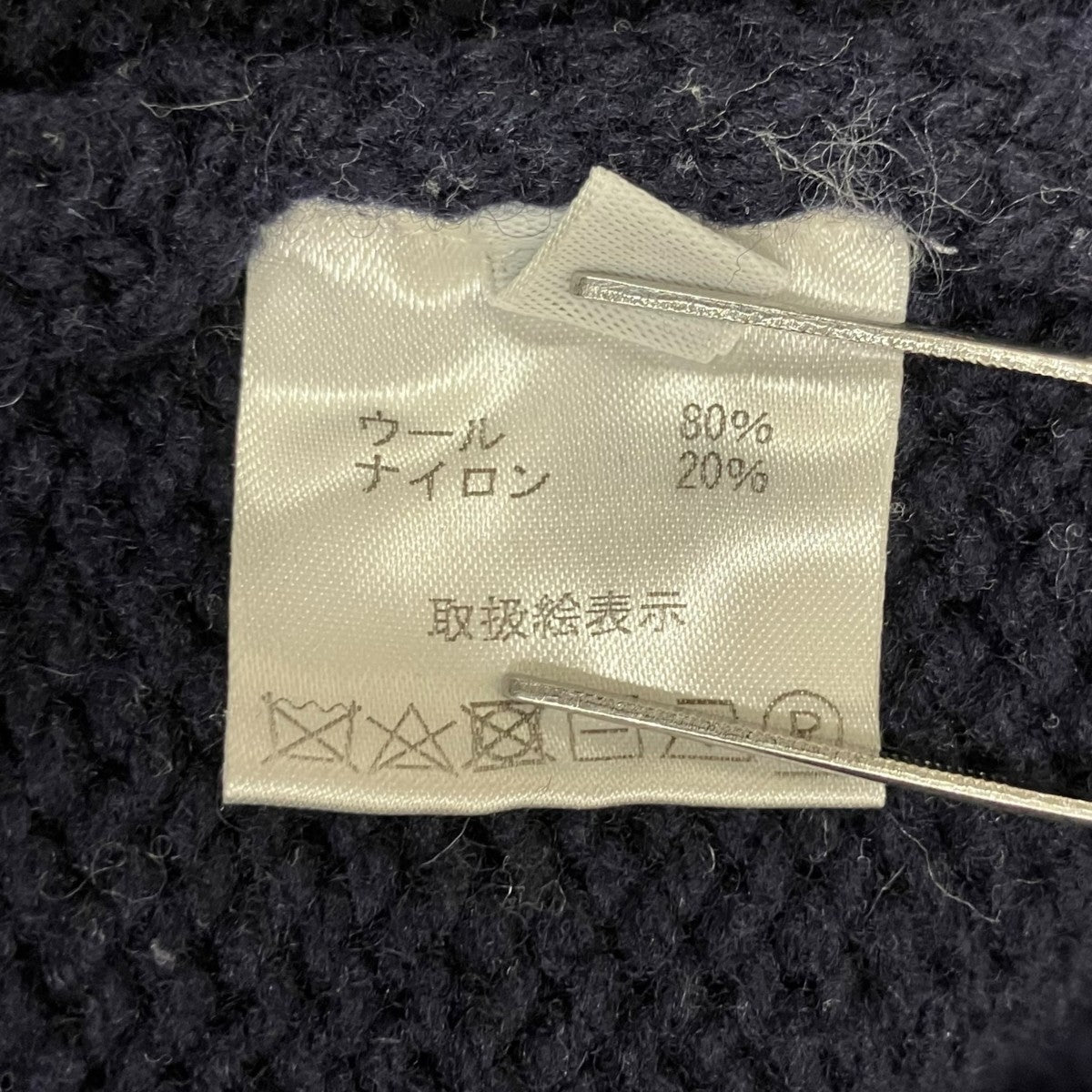 Vネックニット