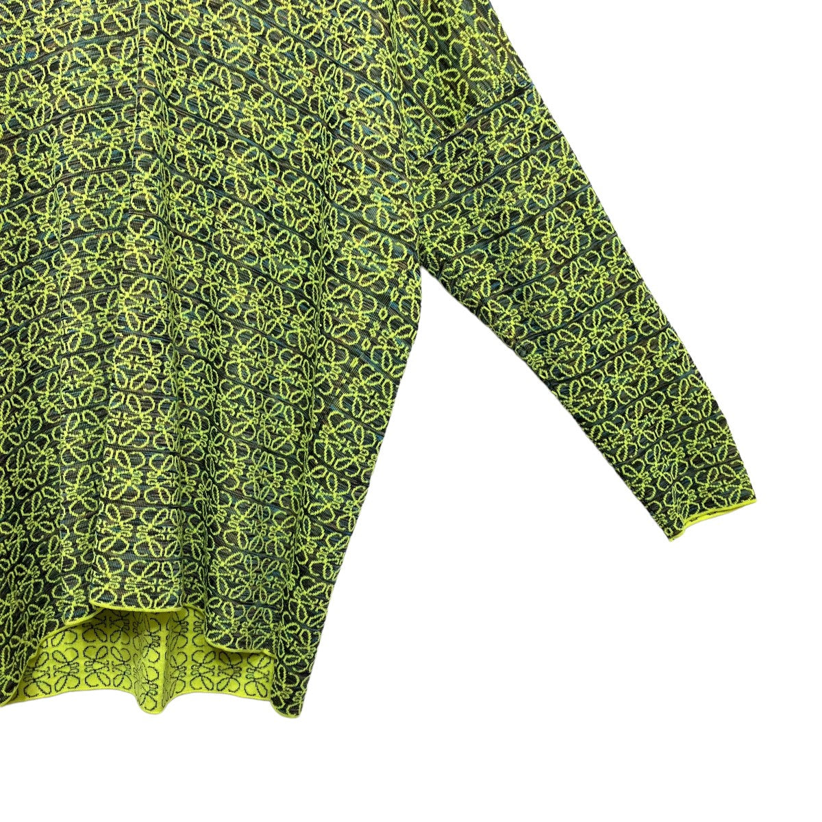 ロエベ黄緑Vネックニットセーター