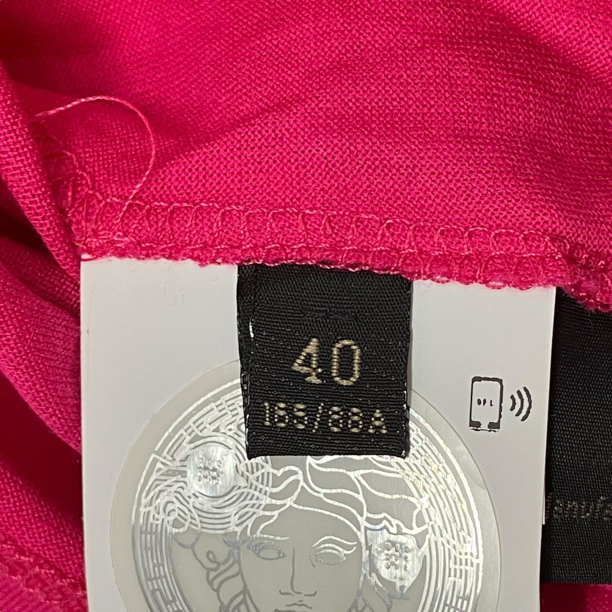 赤バッグデニム財布パンツ銀リングにVERSACEヴェルサーチTシャツ ジャンニヴェルサーチGIANNI VERSACE ハートプリントボタン