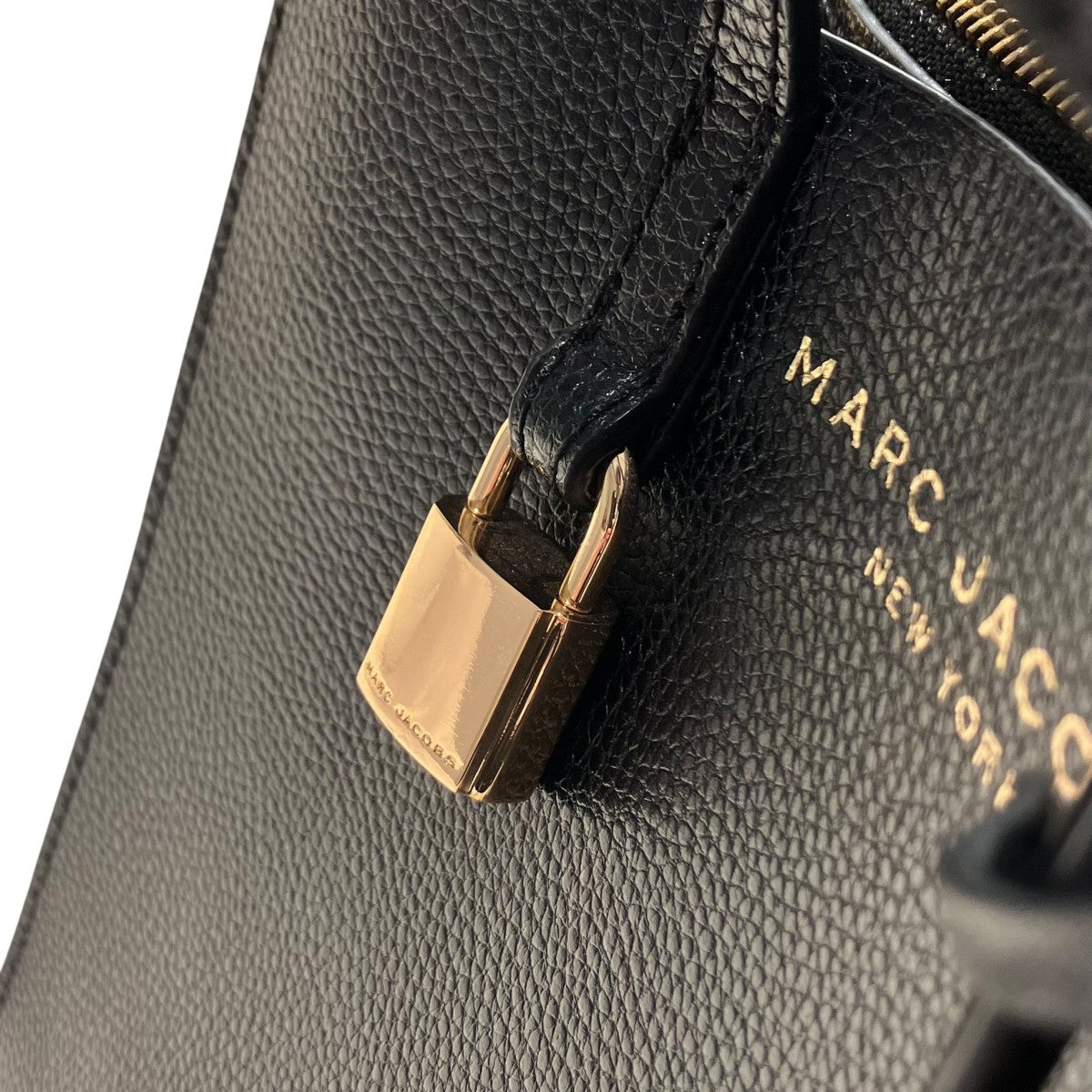 MARC JACOBS ヒール セール中！ Marc Jacobs ロゴ レザー クロスボディー ロゴストラップ (MARC JACOBS