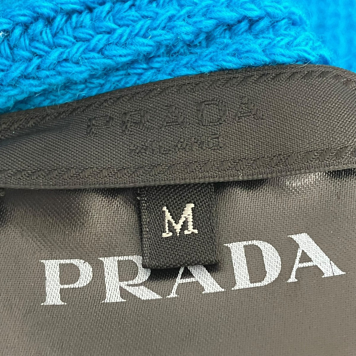 PRADA(プラダ) トライアングルロゴプレートニット帽UMD489