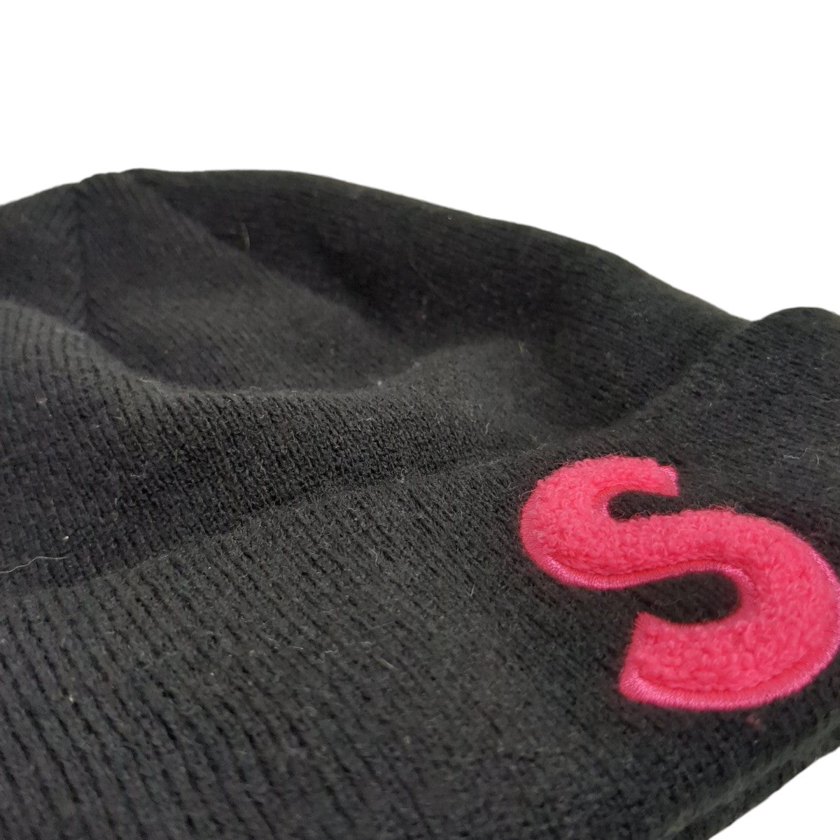 Supreme:ニット帽(ブラック×赤) Supreme(シュプリーム) ニット帽 ブラック｜【公式】カインド