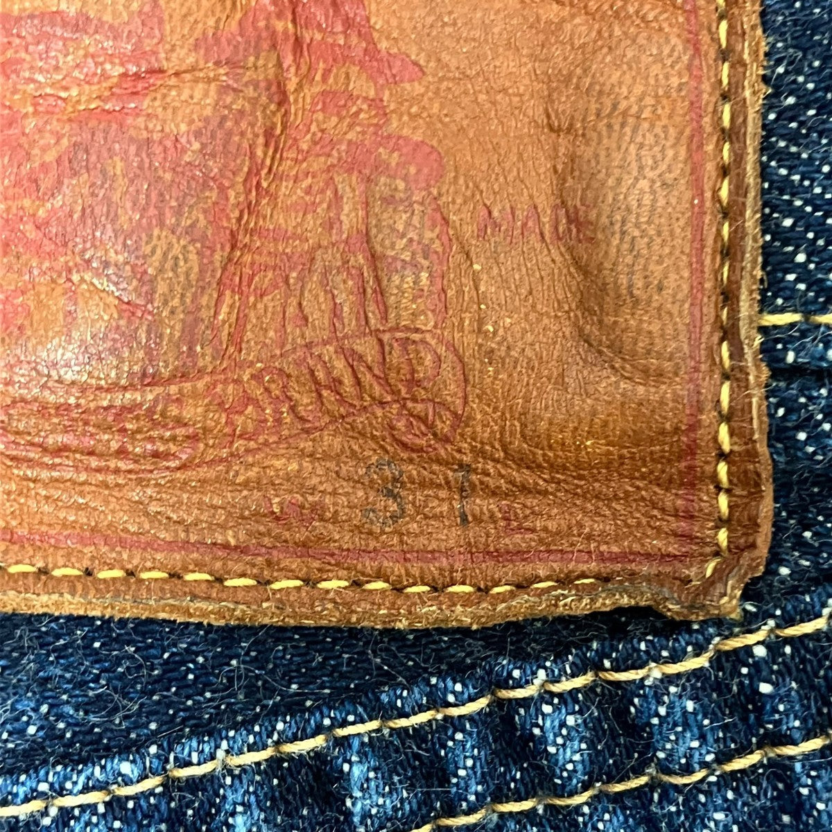 針刺シンチバックデニムパンツ