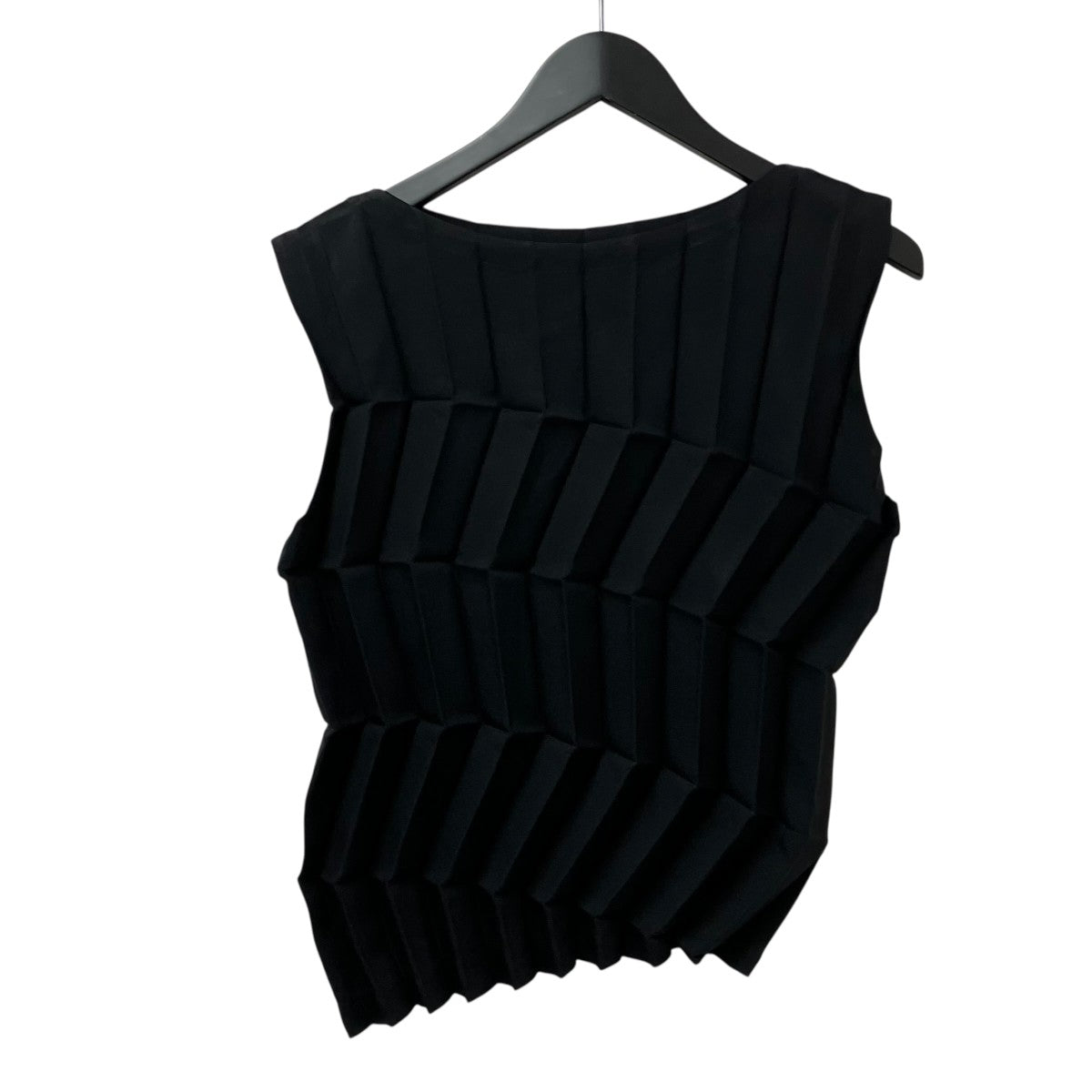 me ISSEY MIYAKE(ミーイッセイミヤケ) ZIG ZAG PLEATSノースリーブ
