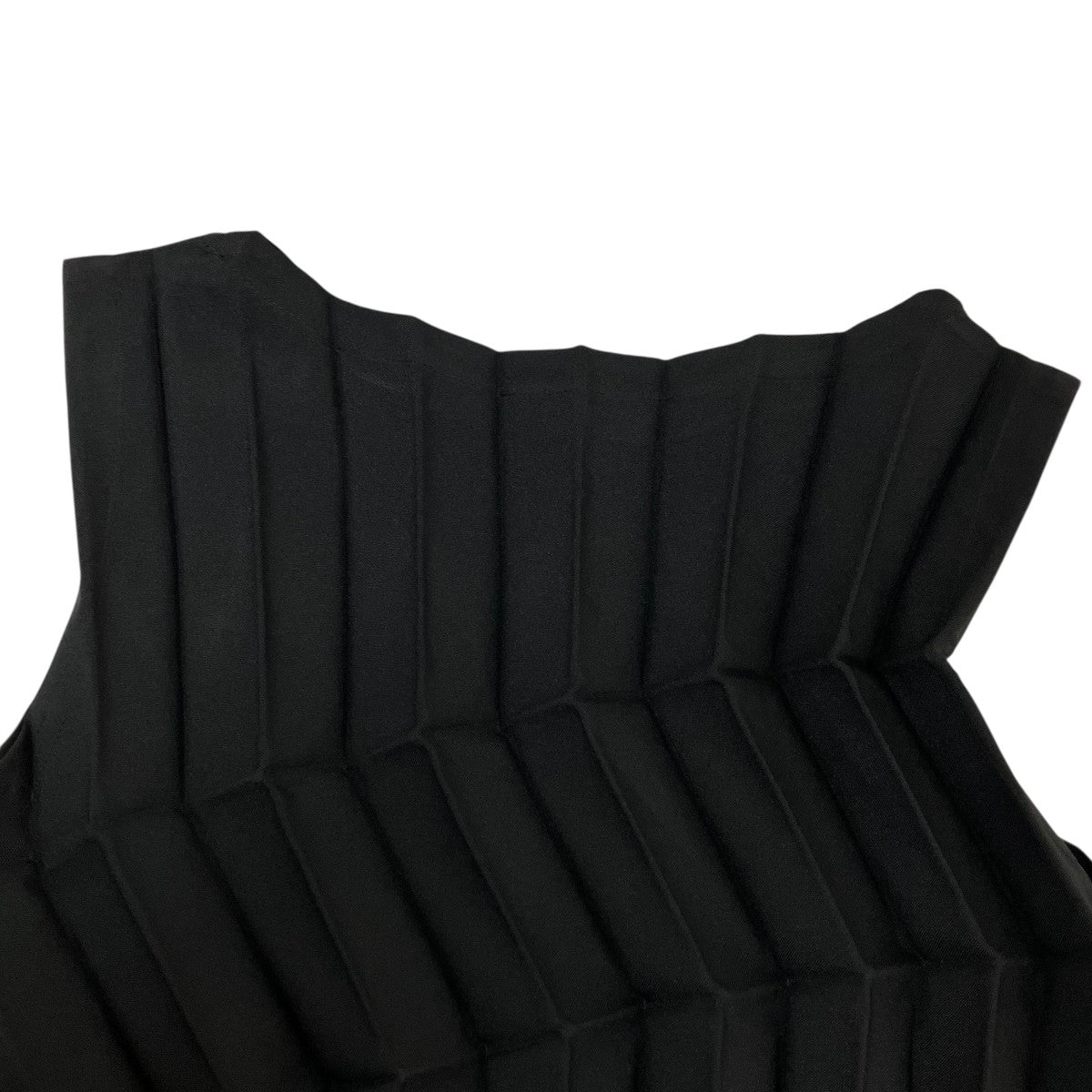 me ISSEY MIYAKE(ミーイッセイミヤケ) ZIG ZAG PLEATSノースリーブ