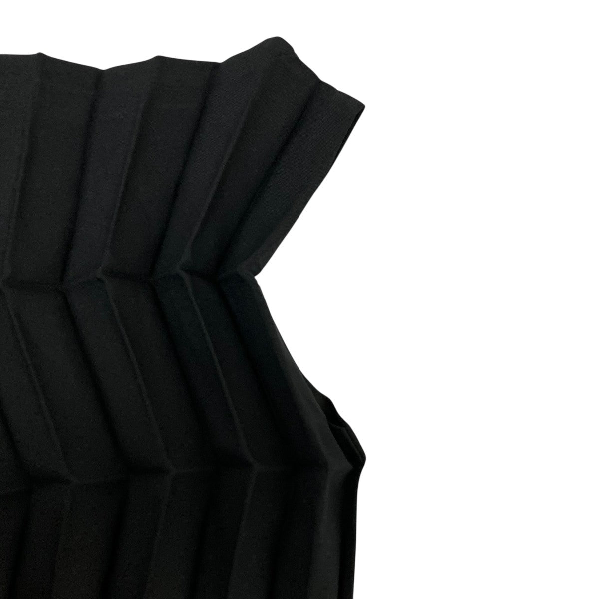 me ISSEY MIYAKE(ミーイッセイミヤケ) ZIG ZAG PLEATSノースリーブ