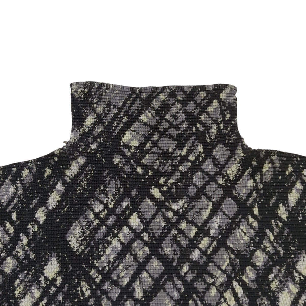 me ISSEY MIYAKE(ミーイッセイミヤケ) 半袖カットソーM183FK135