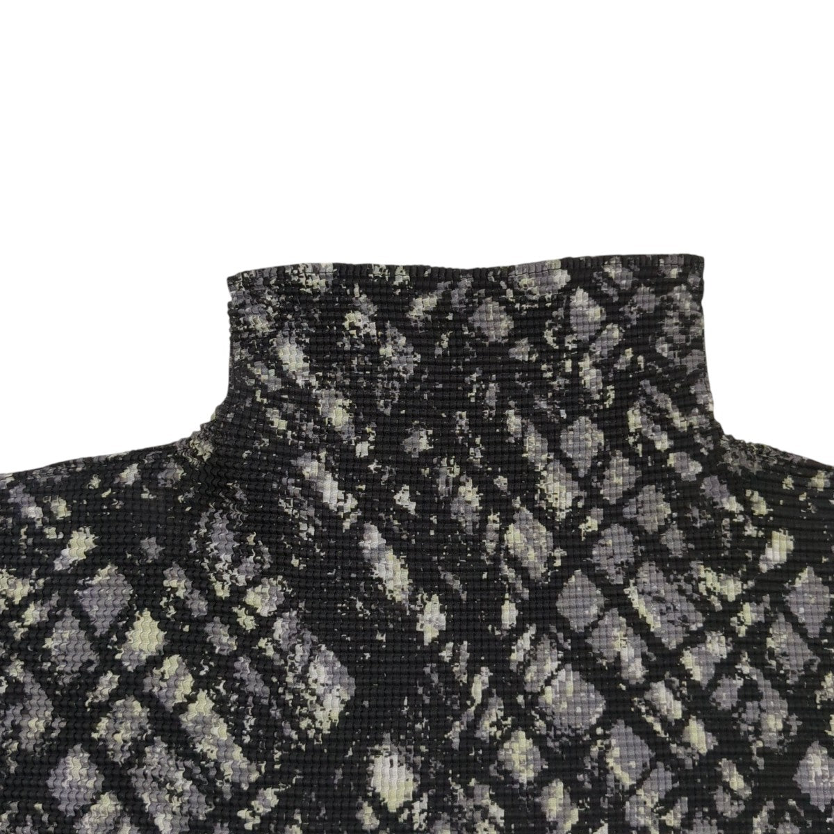 me ISSEY MIYAKE(ミーイッセイミヤケ) 半袖カットソーM183FK135