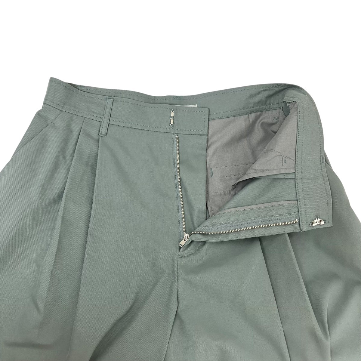 Gloss-Finish Chino Pantsパンツ28A68103