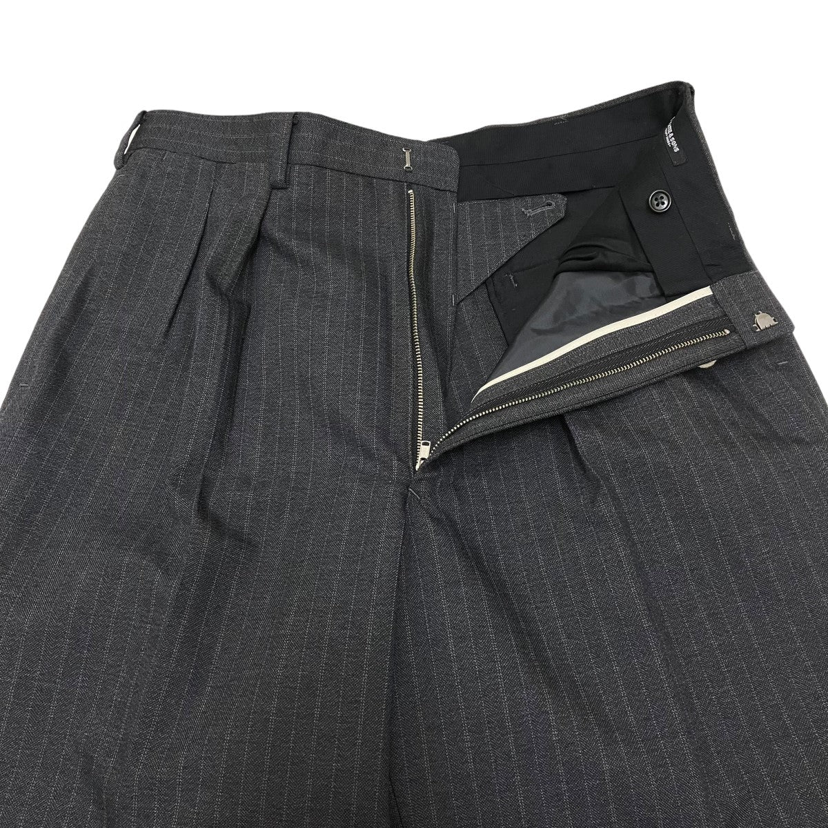 MAATEE＆SONS(マーティーアンドサンズ) 2 IN-TUCK TAPERED TROUSERスラックスMT2303-0202C