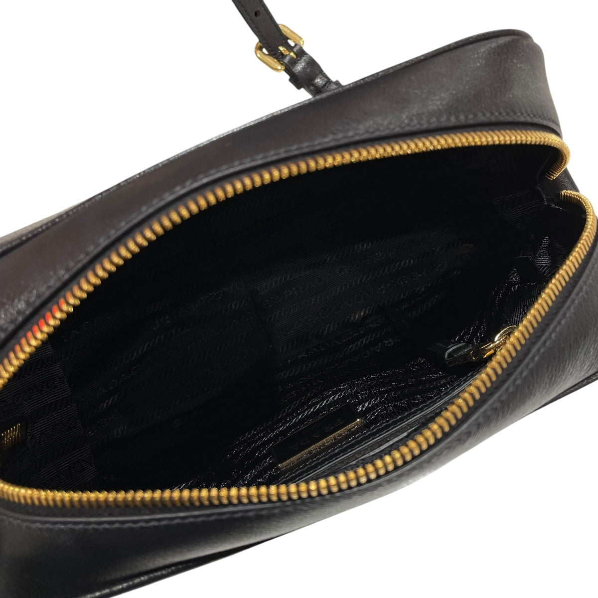 中古★PRADA☆1BH089 レザーショルダーバッグ ブラック 楽天市場】プラダ 1BH089 ロゴ 型押し ショルダーバッグ カーフ