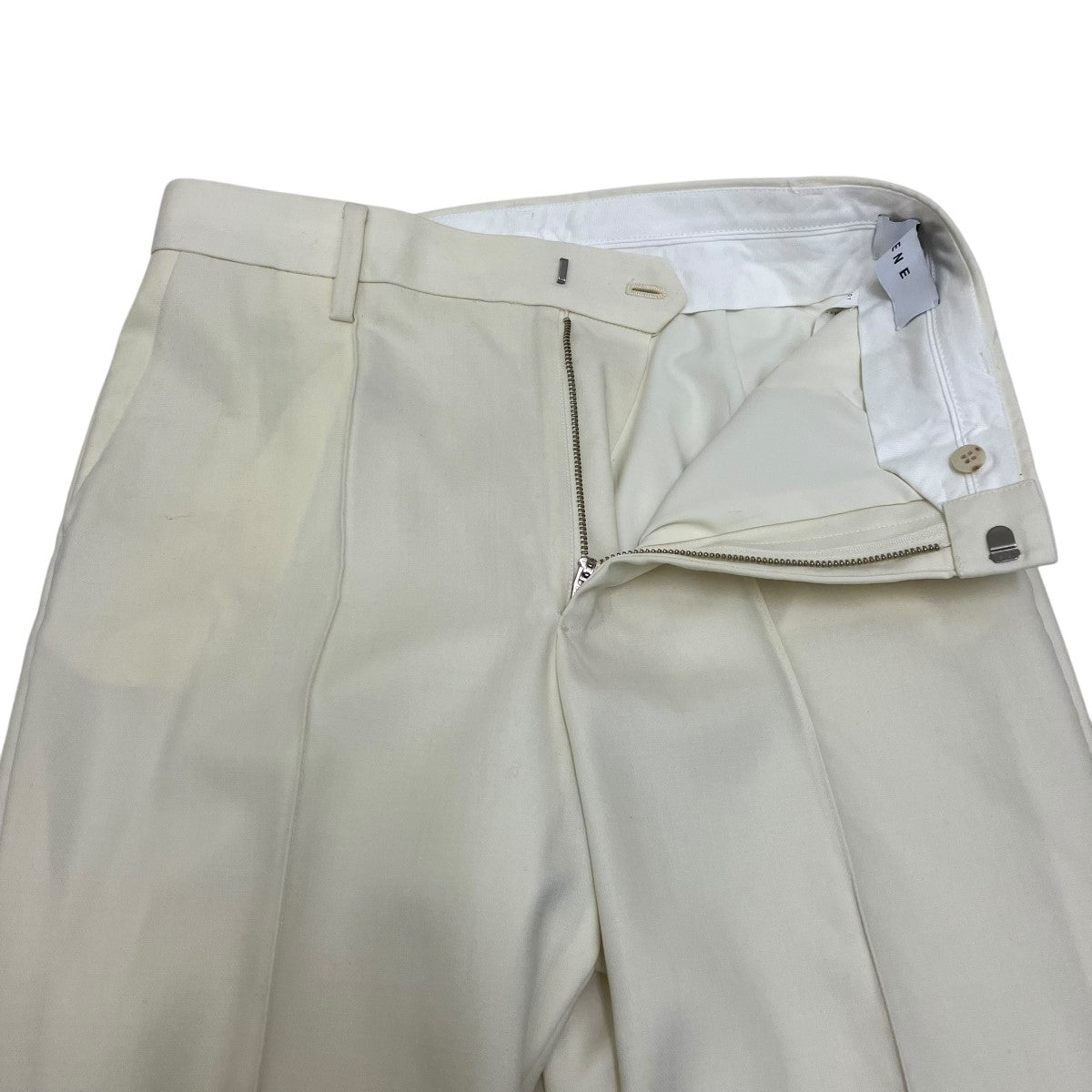 アイレネのStrap Detail Tailored Trousers スラックス 23A88001です。 IRENE 古着・中古 ボトムス アイテム