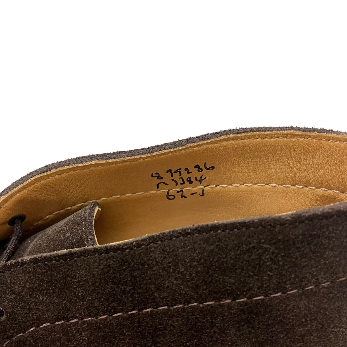 トリッカーズのチャッカーブーツ M7384です。 Tricker’s シューズ 古着・中古アイテム