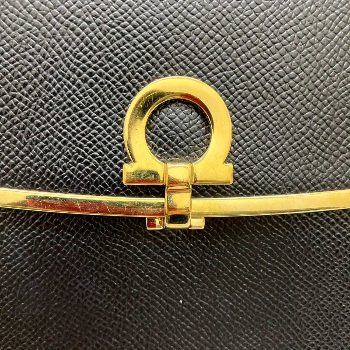 サルヴァトーレフェラガモのチェーンショルダーバッグです。 Salvatore Ferragamo 古着・中古 バッグ アイテム