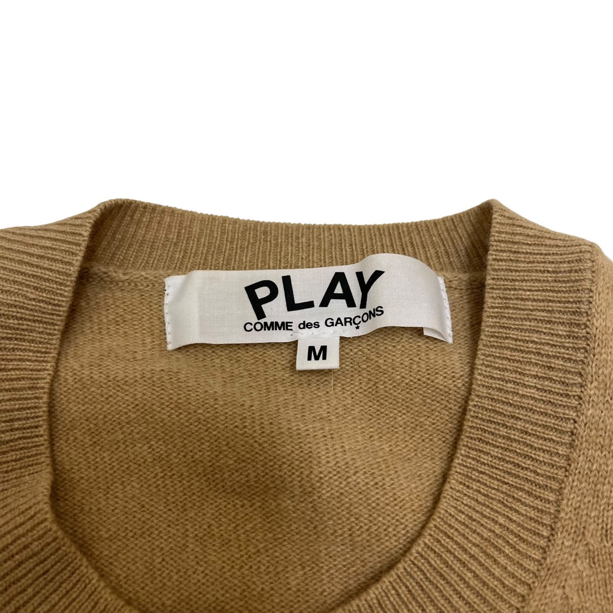 COMME des GARÇONS ベージュ系 ニット BTS V-ブイ-着用!! プレイ コムデギャルソン 黒ハート Vネック