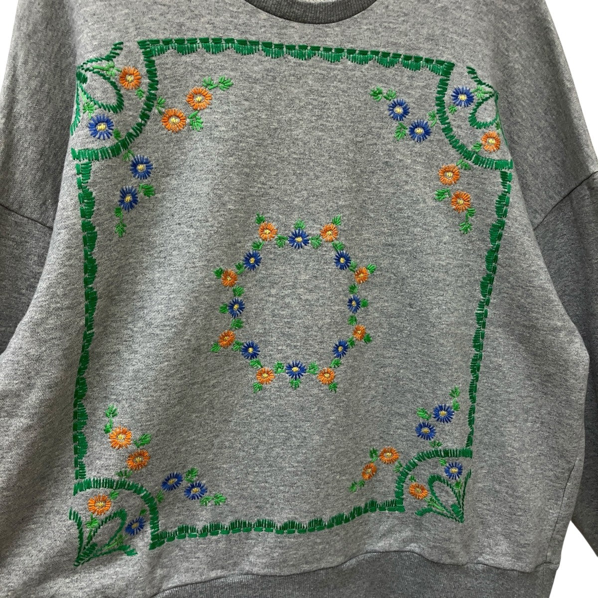 DISCOVERED(ディスカバード) 花柄刺繍スウェットDC-SS23-CU-01