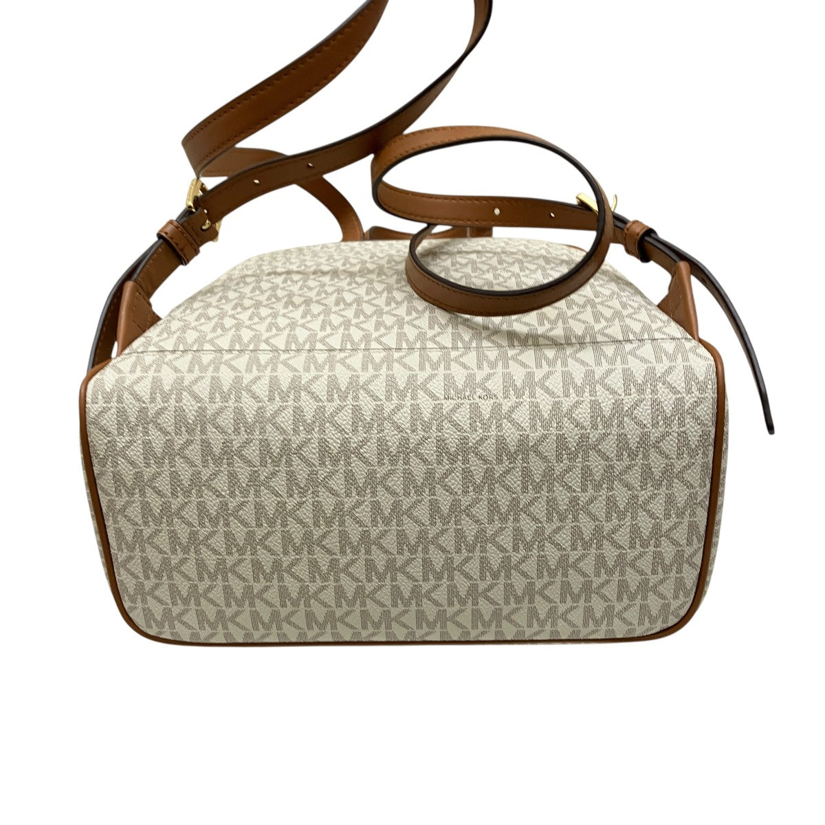 ロゴ柄リュック