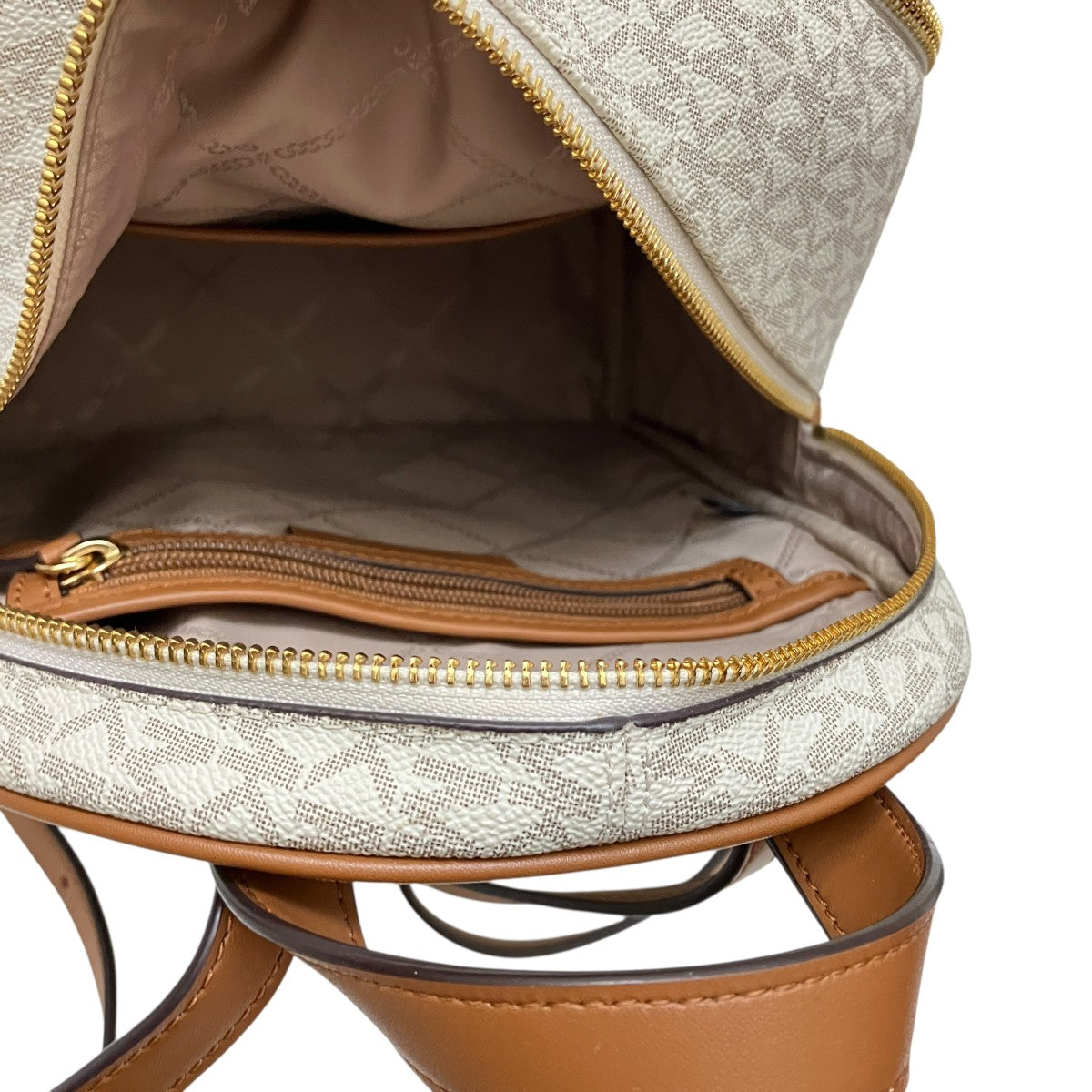 ロゴ柄リュック