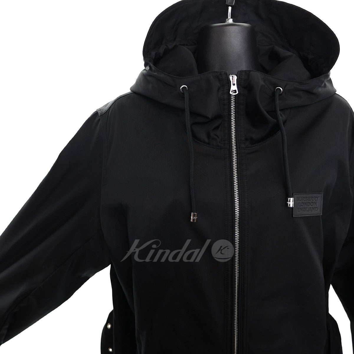 BURBERRY(バーバリー) フーデッドジップジャケット Knighton Logo Patch Hooded Raincoat 8026148  ブラック サイズ 38｜【公式】カインドオルオンライン ブランド古着・中古通販【kindal】