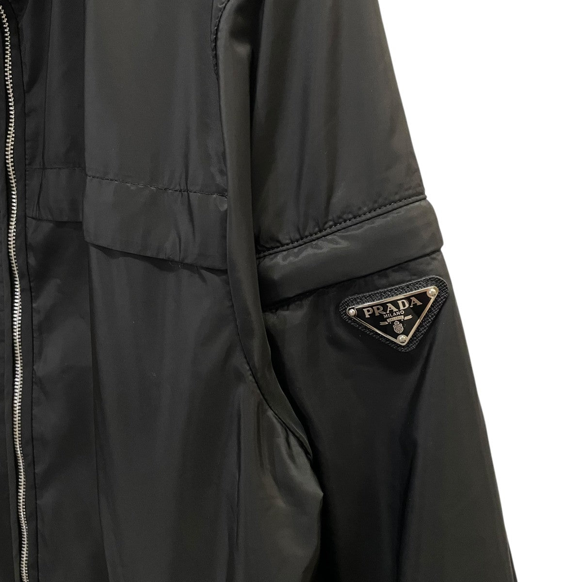 未使用✨　PRADA ナイロン　ジャケット トライアングルプレート ブルゾン 中古・古着通販】PRADA (プラダ) トライアングルロゴ ナイロン