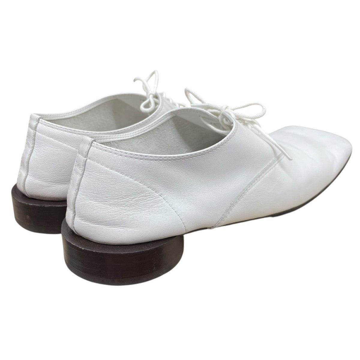 JACQUEMUS × repetto レザーシューズ　スクエアトゥ レペット×ジャックムス、レザーシューズ「ジジ」がスクエアトゥ＆円形