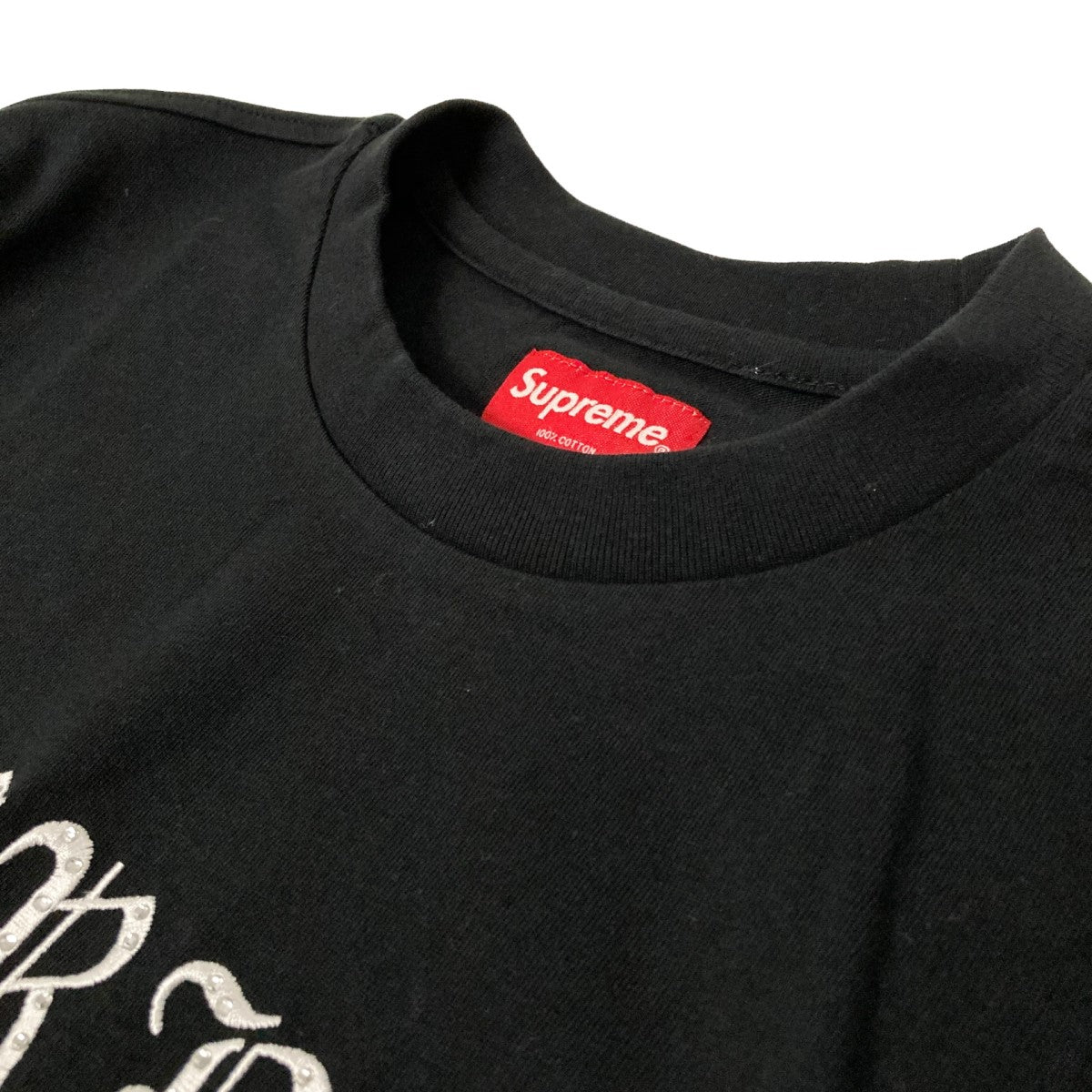 Supreme(シュプリーム) Old English Rhinestone S／S Topロゴ刺繍T 