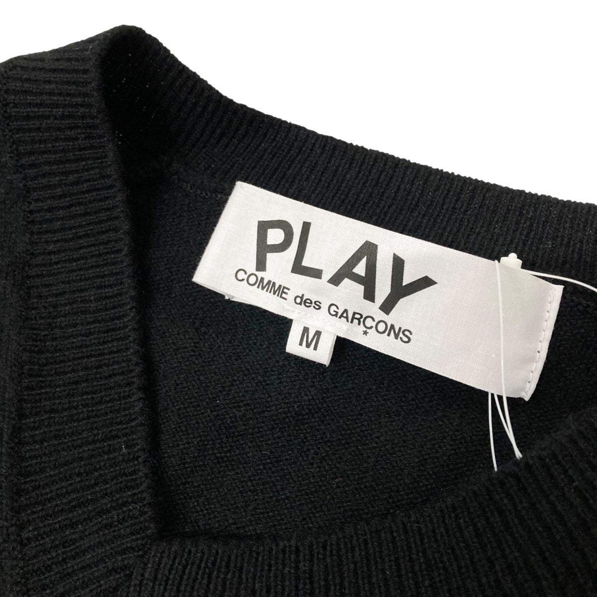 PLAY COMME des GARCONS(プレイコムデギャルソン) ハートワッペンVネックニットAZ N074