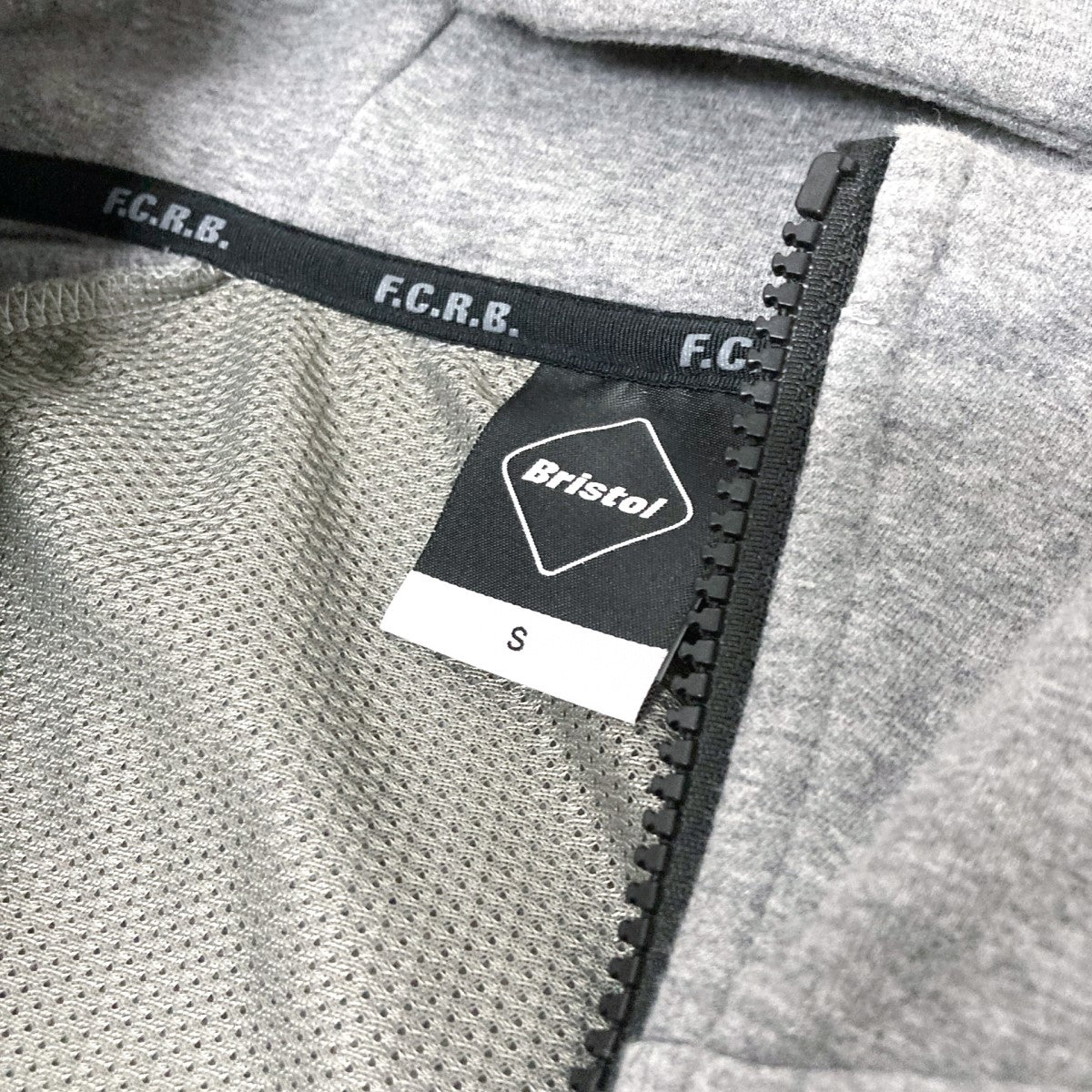 F．C．R．B．(エフシーアールビー) VENTILATION HOODIEジップパーカー