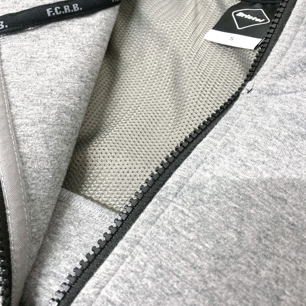 【未使用】F.C.R.B. エフシーアールビー プルオーバー グレー XL 未使用】F.C.R.B. エフシーアールビー プルオーバー グレー XL