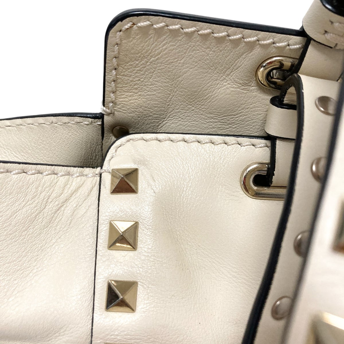 VALENTINO ホワイト スタッズ ショルダーバッグ VALENTINO ヴァレンティノ スタッズ ショルダー バッグ ホワイト