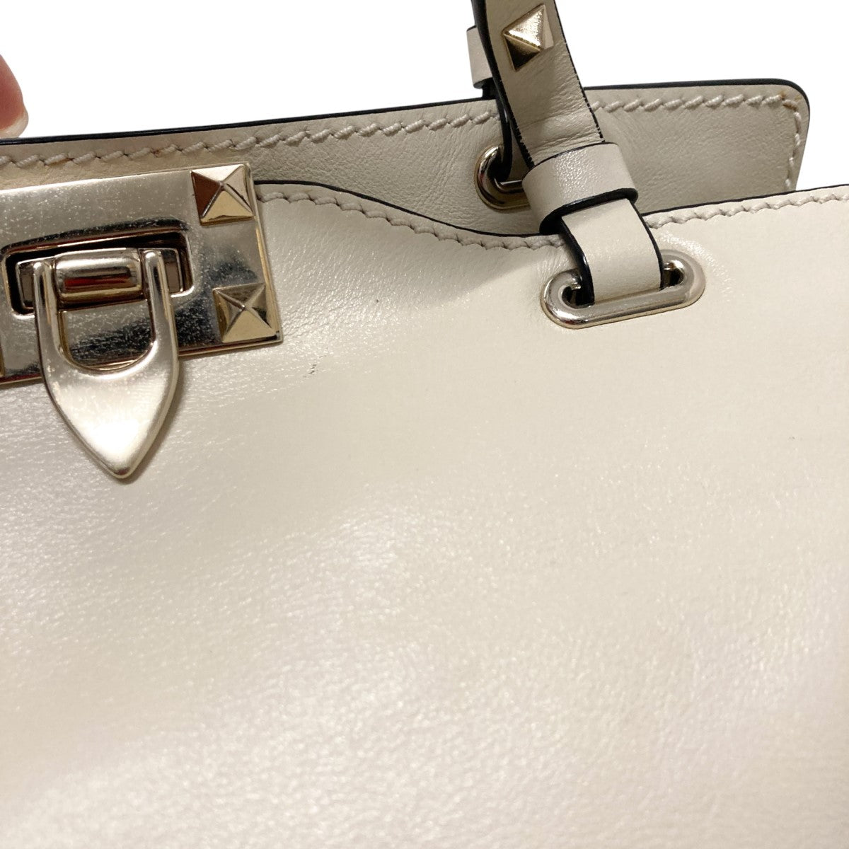 VALENTINO ホワイト スタッズ ショルダーバッグ VALENTINO ヴァレンティノ スタッズ ショルダー バッグ ホワイト
