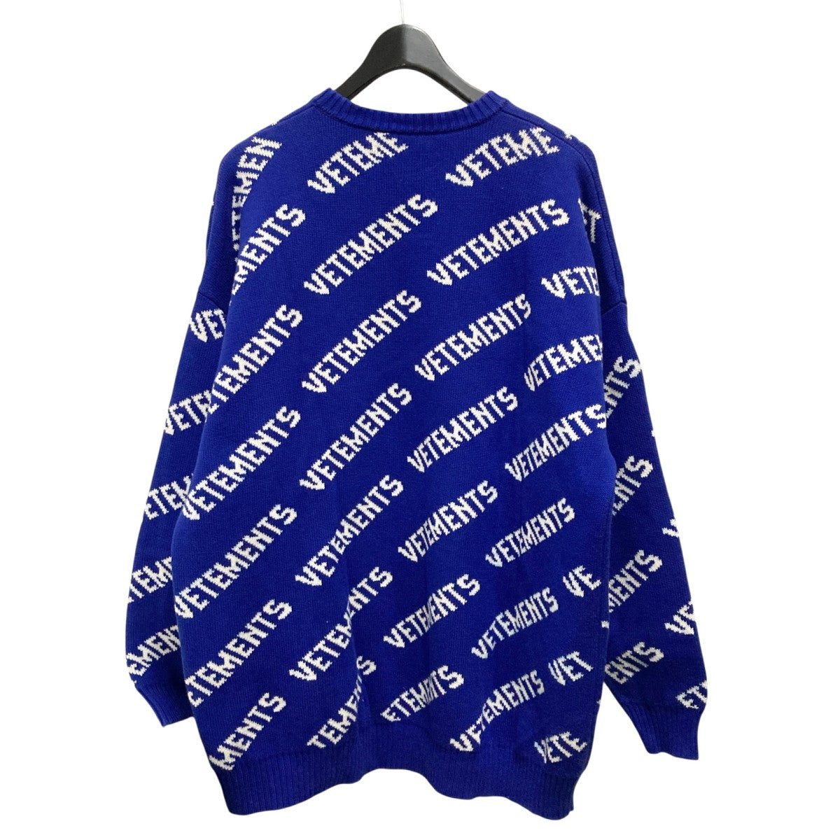 VETEMENTS ALL OVER LOGOカシミヤ混ロゴニットUE51KN200N 古着・中古-2枚目のアイテム画像