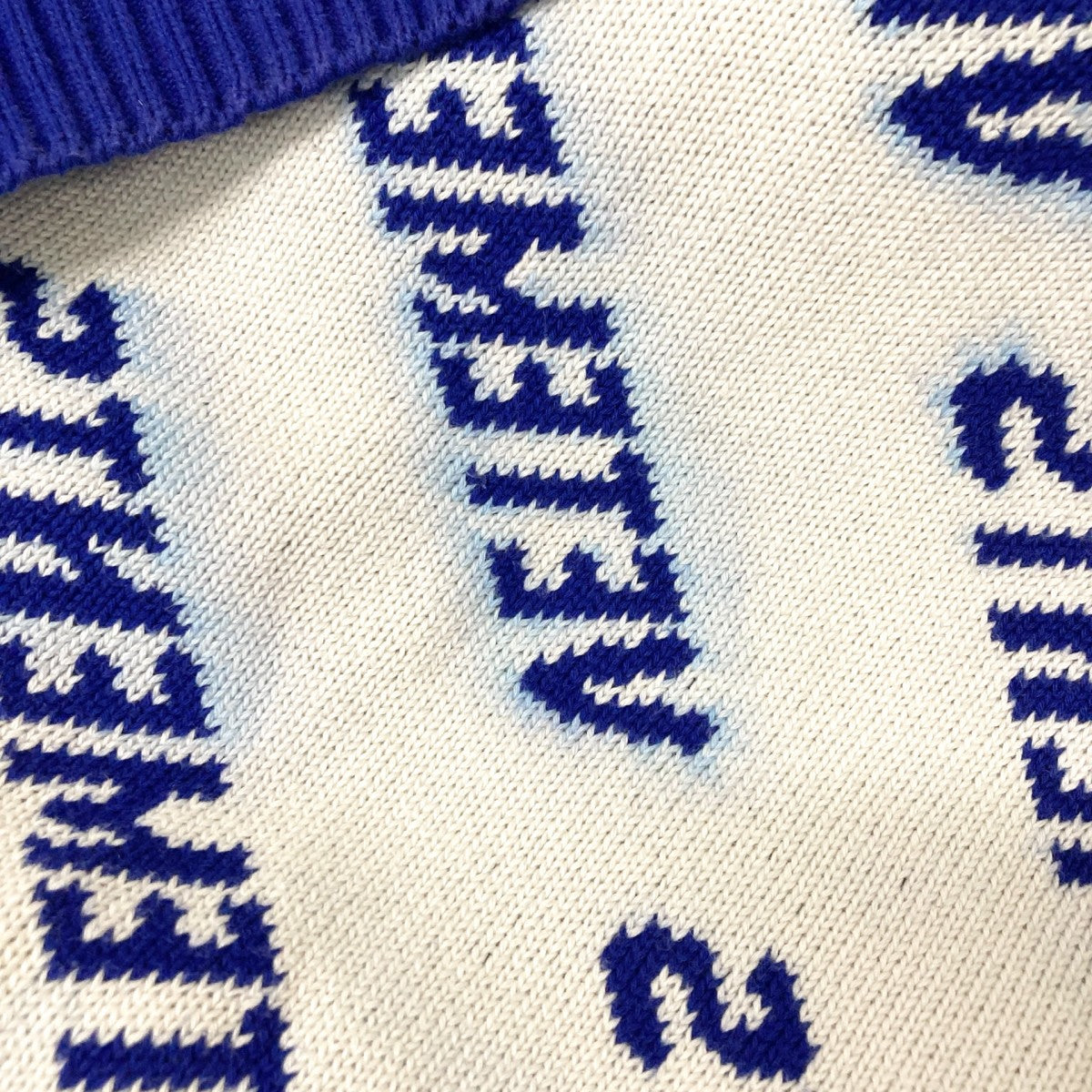 VETEMENTS ALL OVER LOGOカシミヤ混ロゴニットUE51KN200N 古着・中古-6枚目のアイテム画像