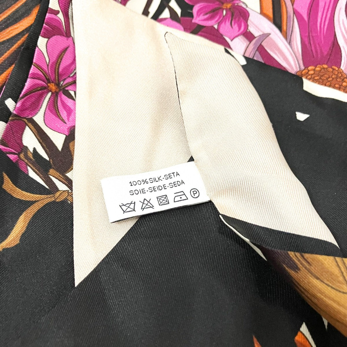 Salvatore Ferragamo 総柄シルクスカーフ 古着・中古-5枚目のアイテム画像