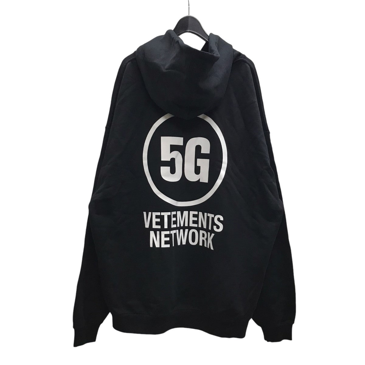 VETEMENTS(ヴェトモン) 22AWLettering Print HoodieプルオーバーパーカーUA53HD300B UA53HD300B  ブラック サイズ M｜【公式】カインドオルオンライン ブランド古着・中古通販【kindal】