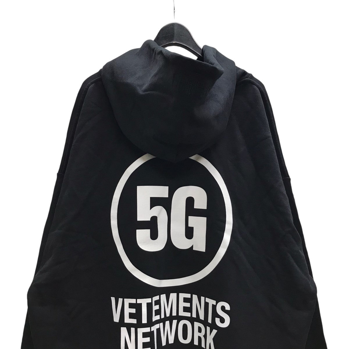 VETEMENTS(ヴェトモン) 22AWLettering Print HoodieプルオーバーパーカーUA53HD300B UA53HD300B  ブラック サイズ M｜【公式】カインドオルオンライン ブランド古着・中古通販【kindal】